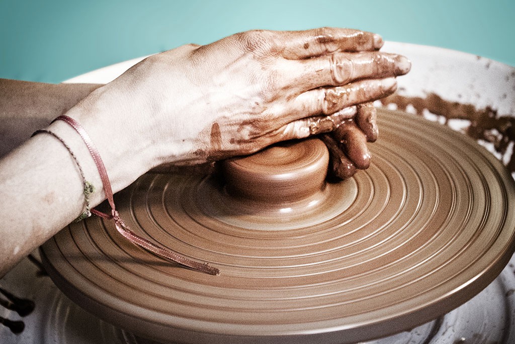 Sophie Cassar, entrain de tourner une tasse © verdisima.com